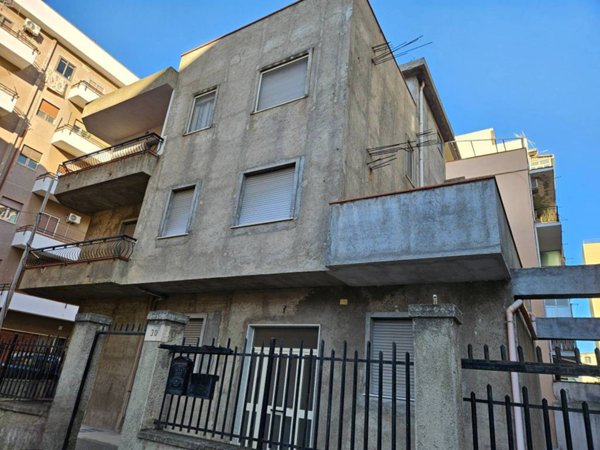 intera palazzina in vendita a Reggio di Calabria in zona Sbarre