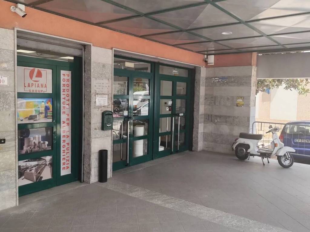 negozio in vendita a Reggio di Calabria in zona Santa Caterina