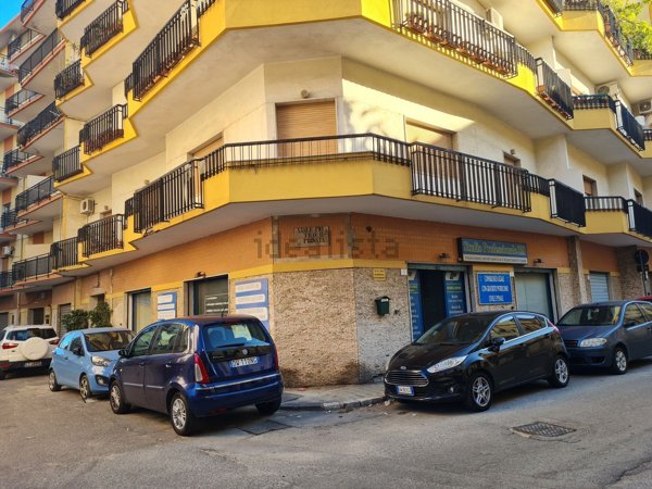 locale commerciale in vendita a Reggio di Calabria in zona Rione Ferrovieri