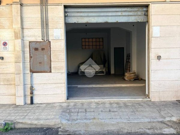 locale commerciale in vendita a Reggio di Calabria in zona Sbarre