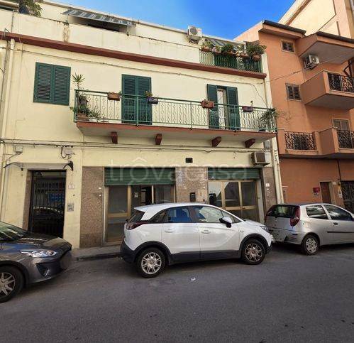 negozio in vendita a Reggio di Calabria in zona Rione Ferrovieri