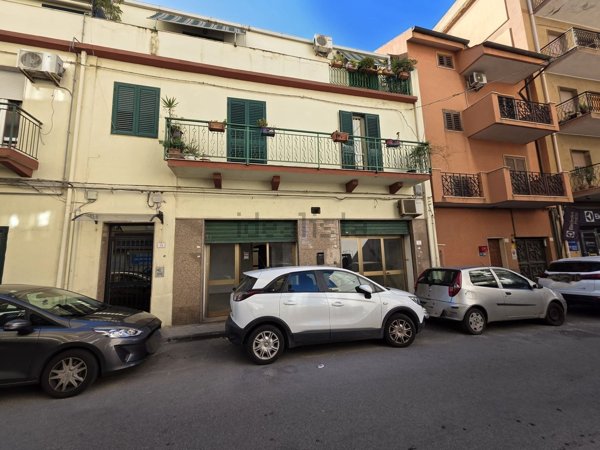 locale commerciale in vendita a Reggio di Calabria in zona Rione Ferrovieri