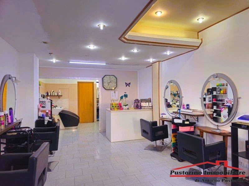 negozio in vendita a Reggio di Calabria in zona Rione Ferrovieri