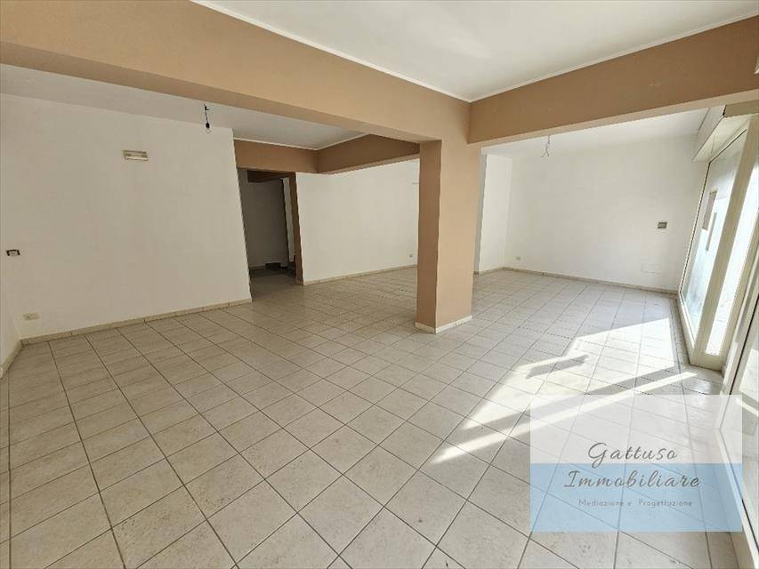 negozio in vendita a Reggio di Calabria in zona Trabocchetto