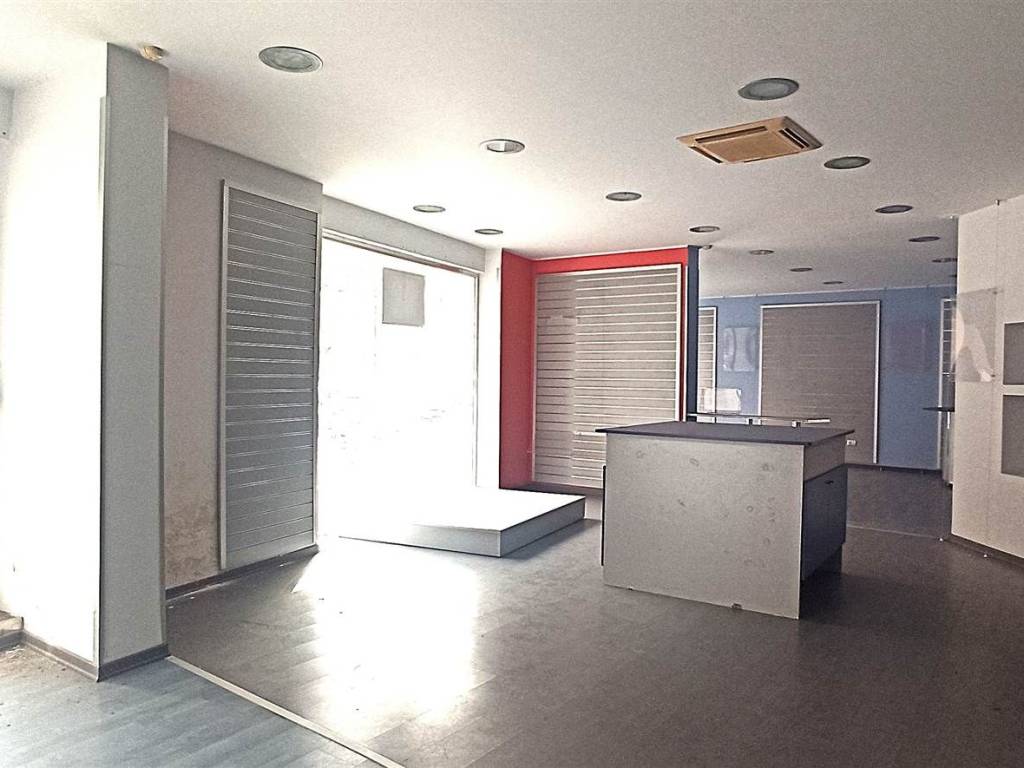 negozio in vendita a Reggio di Calabria in zona Gebbione