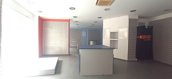 negozio in vendita a Reggio di Calabria in zona Gebbione