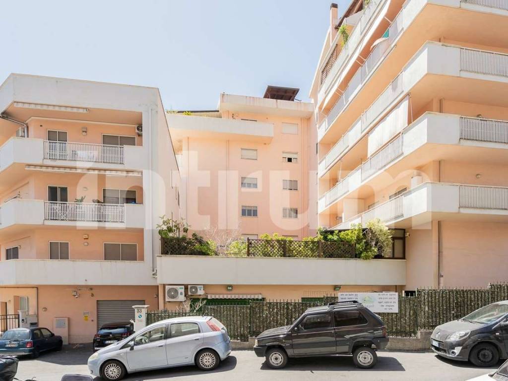 negozio in vendita a Reggio di Calabria in zona Rione Ferrovieri