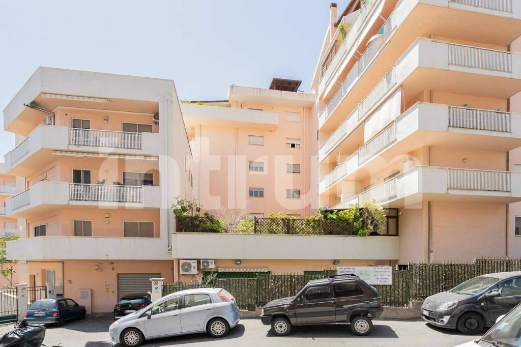negozio in vendita a Reggio di Calabria in zona Sbarre