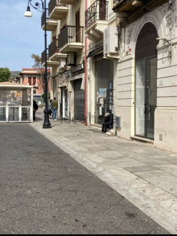 locale commerciale in vendita a Reggio di Calabria in zona Centro Storico