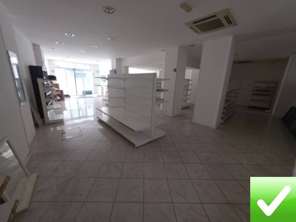 negozio in vendita a Reggio di Calabria in zona Centro Storico