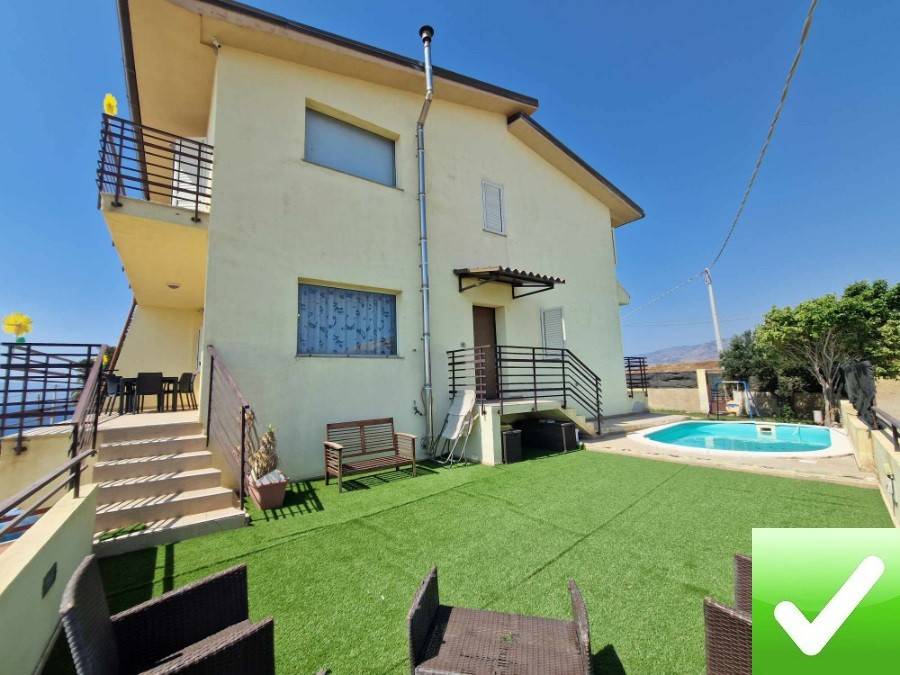 casa indipendente in vendita a Reggio di Calabria in zona Pellaro