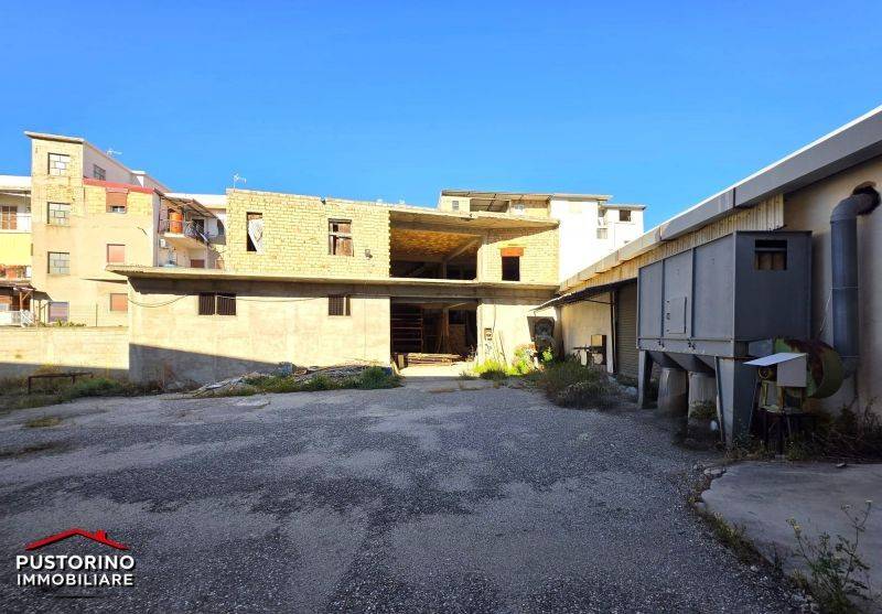 locale commerciale in vendita a Reggio di Calabria in zona Sbarre