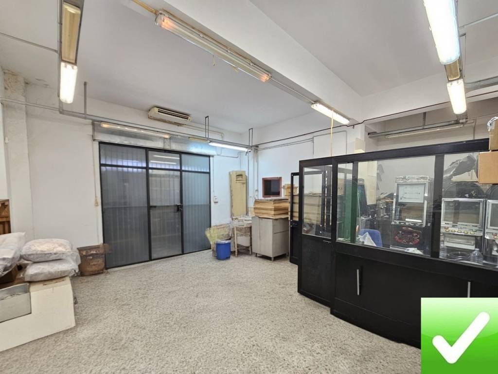 locale commerciale in vendita a Reggio di Calabria in zona Sbarre