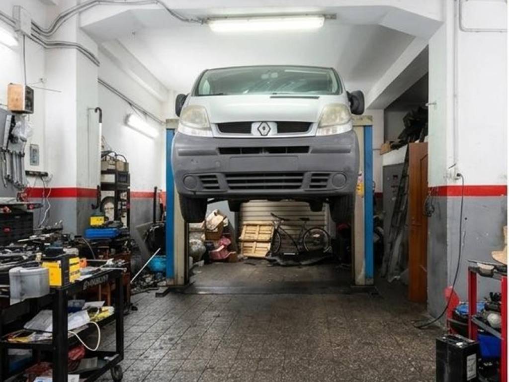 negozio in vendita a Reggio di Calabria in zona Rione Ferrovieri