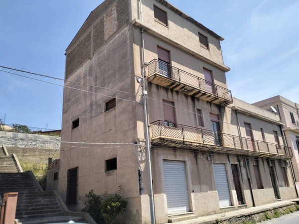 intera palazzina in vendita a Reggio di Calabria in zona Catona