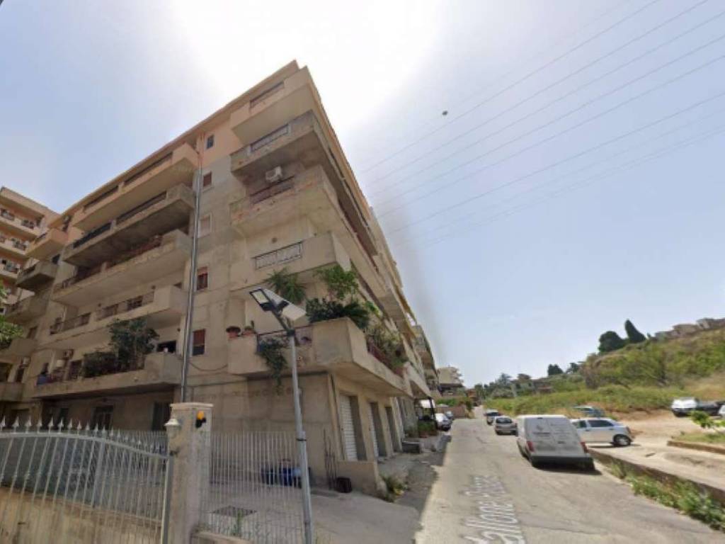 locale commerciale in vendita a Reggio di Calabria in zona Eremo