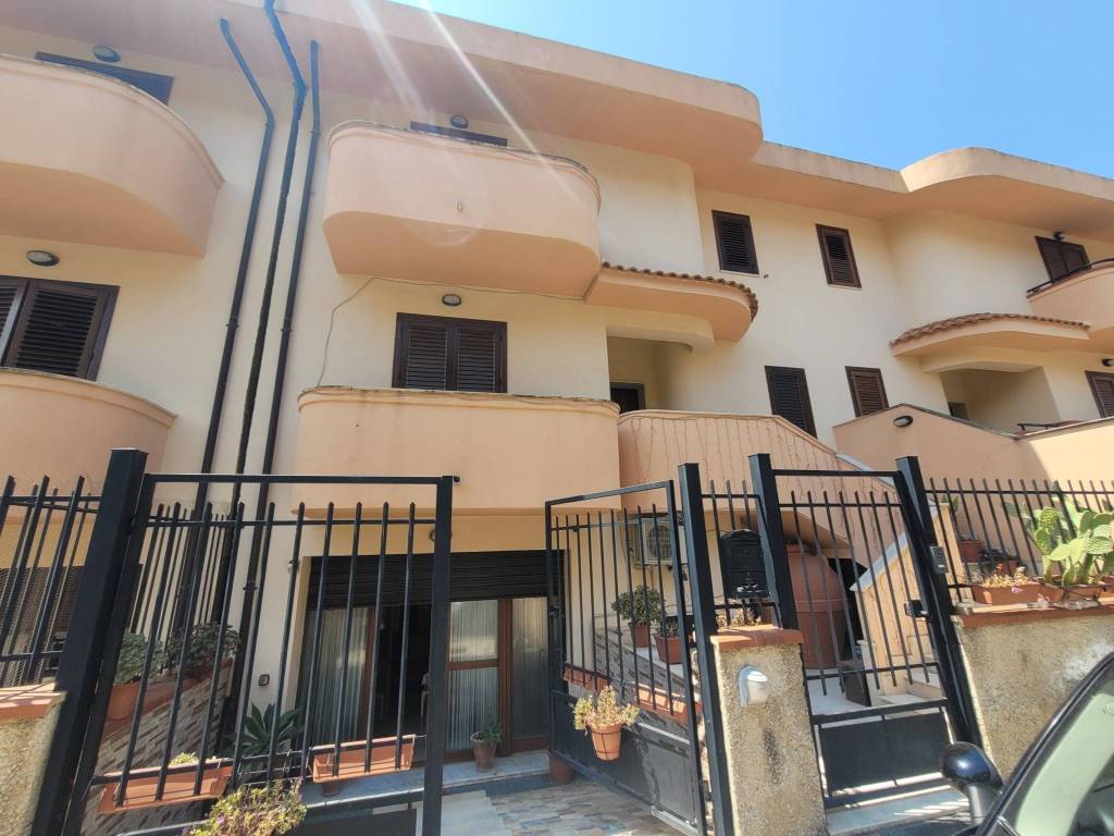 casa indipendente in vendita a Reggio di Calabria in zona Gallina