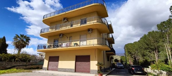 intera palazzina in vendita a Roccella Ionica