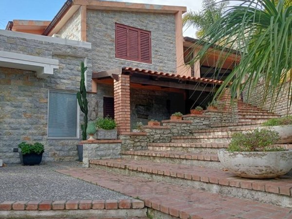 casa indipendente in vendita a San Lorenzo