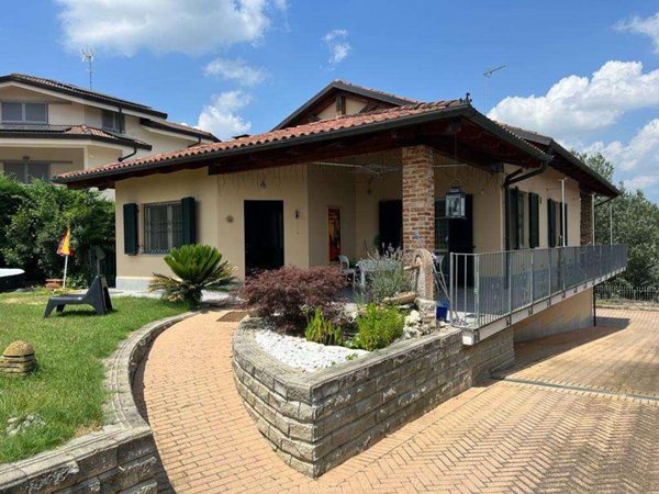 casa indipendente in vendita ad Asti in zona Ca' dei Coppi