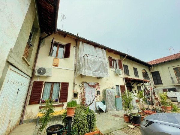 casa indipendente in vendita ad Asti in zona Quarto