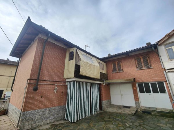 casa indipendente in vendita ad Asti in zona Quarto