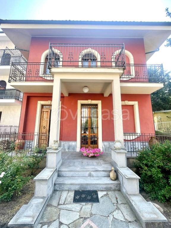 casa indipendente in vendita ad Asti in zona Canova