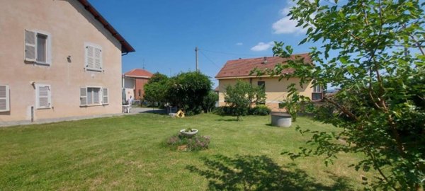 casa indipendente in vendita ad Asti in zona Valgera