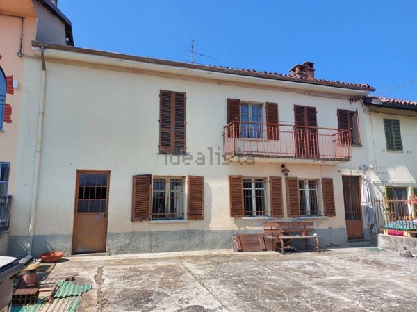 casa indipendente in vendita ad Asti in zona Castiglione