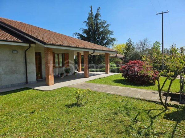 casa indipendente in vendita ad Asti in zona Mombarone