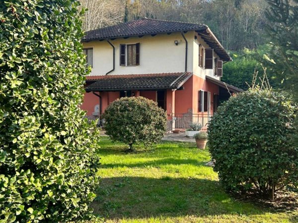 casa indipendente in vendita ad Asti in zona Montemarzo
