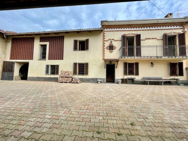 casa indipendente in vendita ad Asti in zona Valmanera