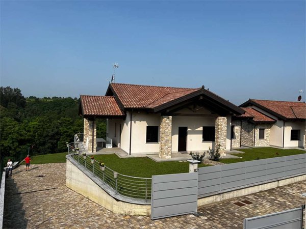 casa indipendente in vendita ad Asti in zona Valleandona