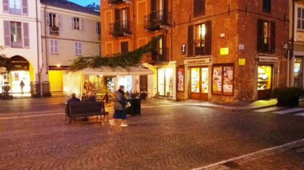 negozio in vendita ad Asti