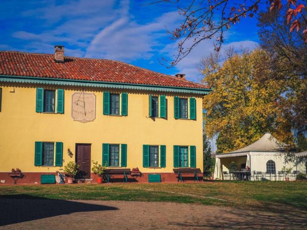 negozio in vendita ad Asti in zona Mombarone