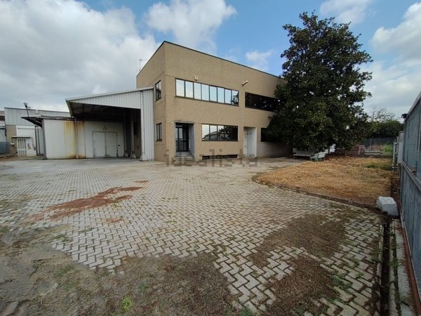 capannone in vendita ad Asti in zona Pilone