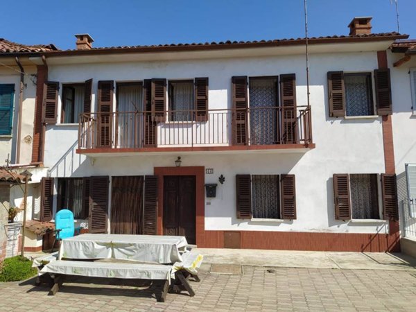 casa indipendente in vendita ad Asti in zona Castiglione