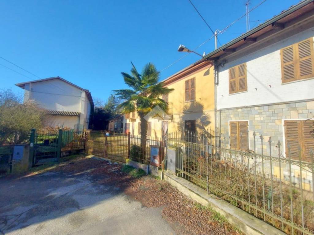 casa indipendente in vendita ad Asti in zona Mombarone