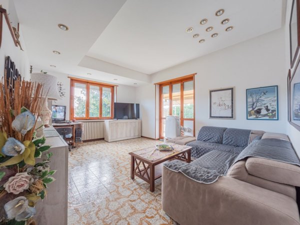 casa indipendente in vendita ad Asti in zona Serravalle