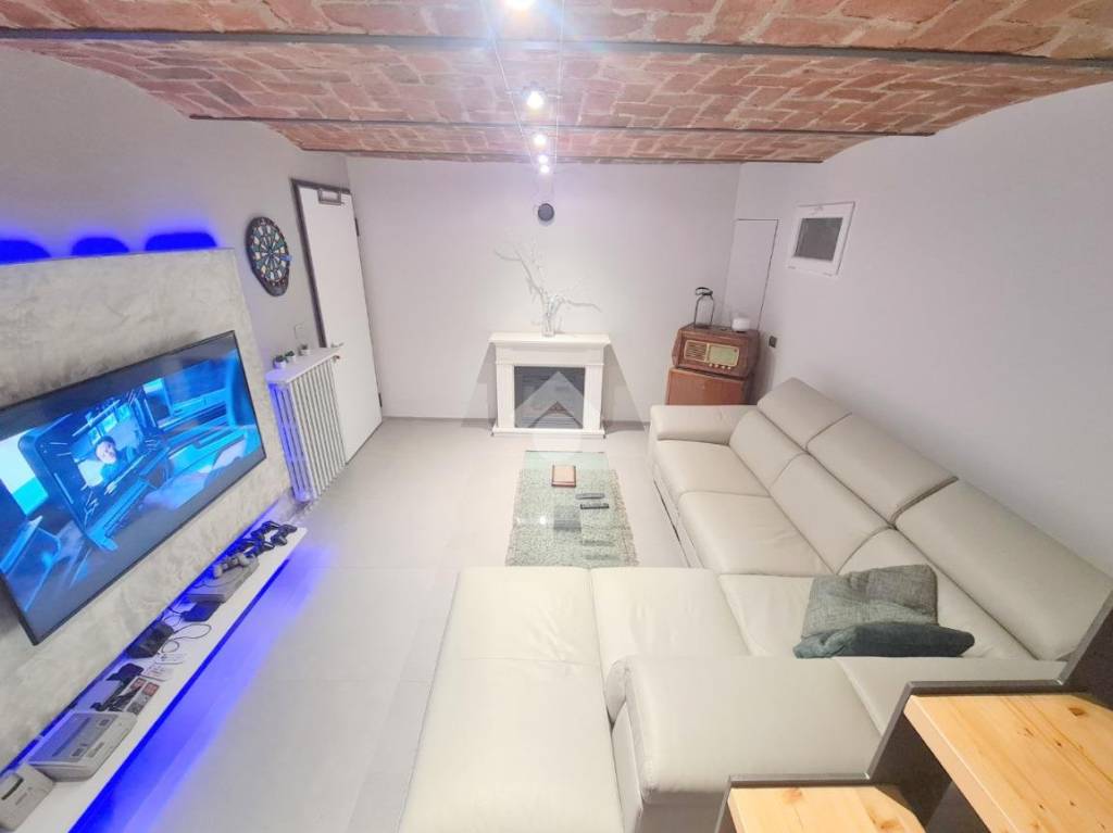 casa indipendente in vendita ad Asti in zona Valmanera