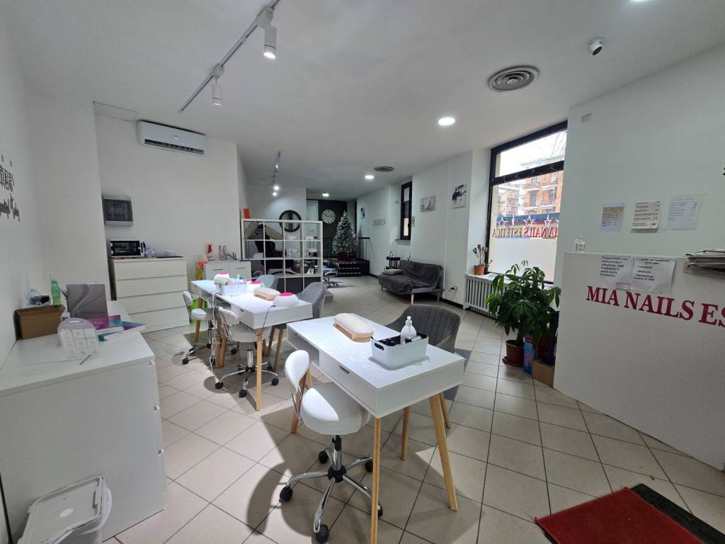 negozio in vendita ad Asti