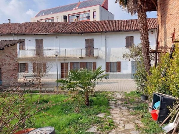 casa indipendente in vendita ad Asti in zona Rioscone