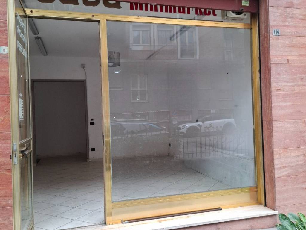 negozio in vendita ad Asti