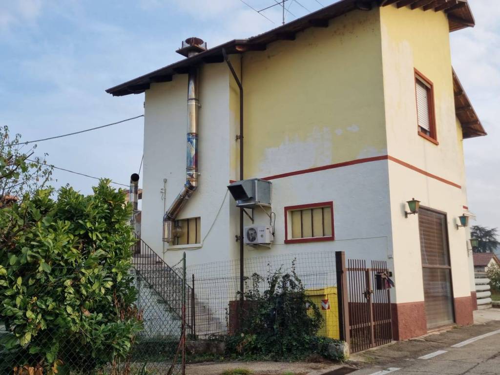 casa indipendente in vendita ad Asti in zona Bramairate