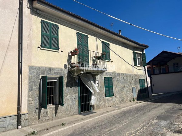 casa indipendente in vendita ad Asti in zona Mombarone
