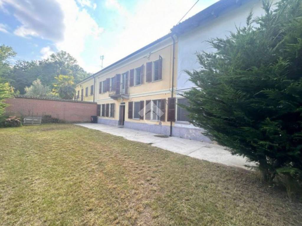 casa semindipendente in vendita ad Asti in zona Serravalle