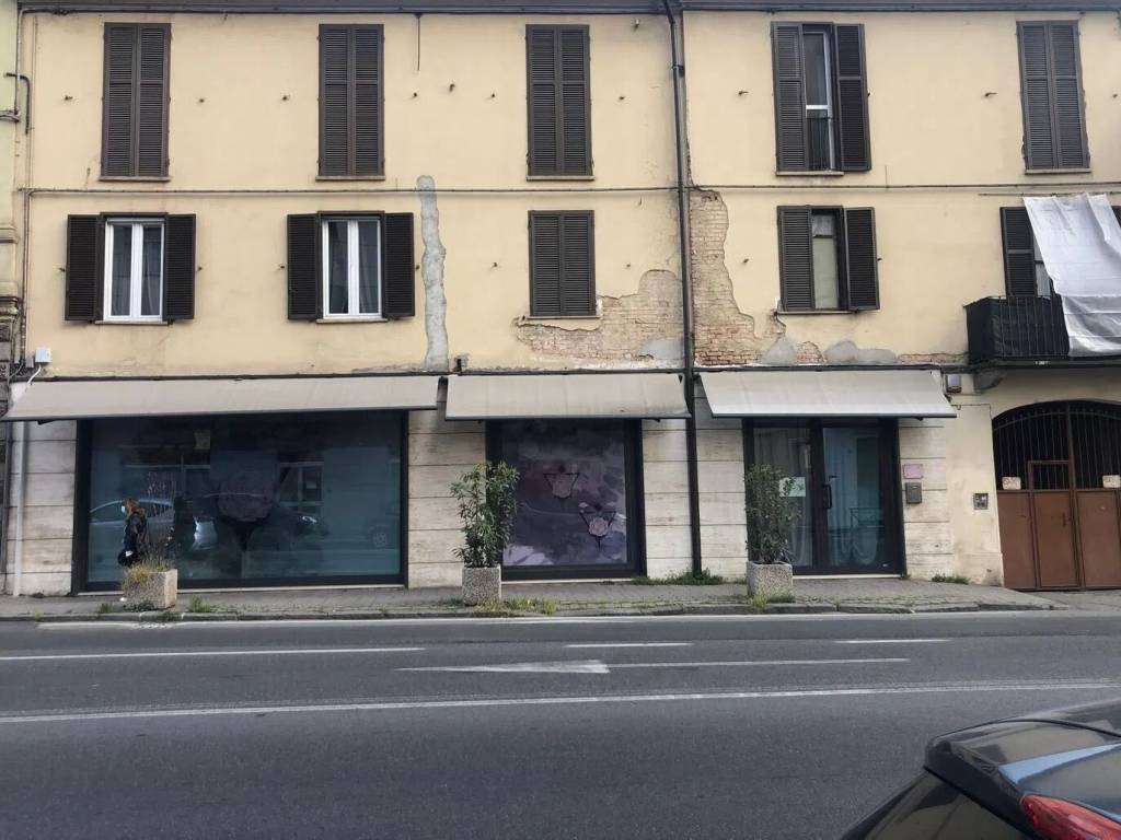 negozio in vendita ad Asti in zona Pilone