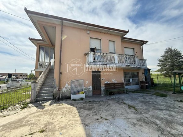 casa indipendente in vendita ad Asti in zona Quarto