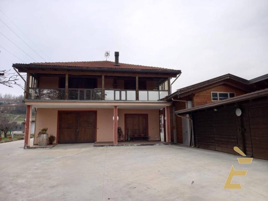 casa indipendente in vendita ad Asti in zona Castiglione