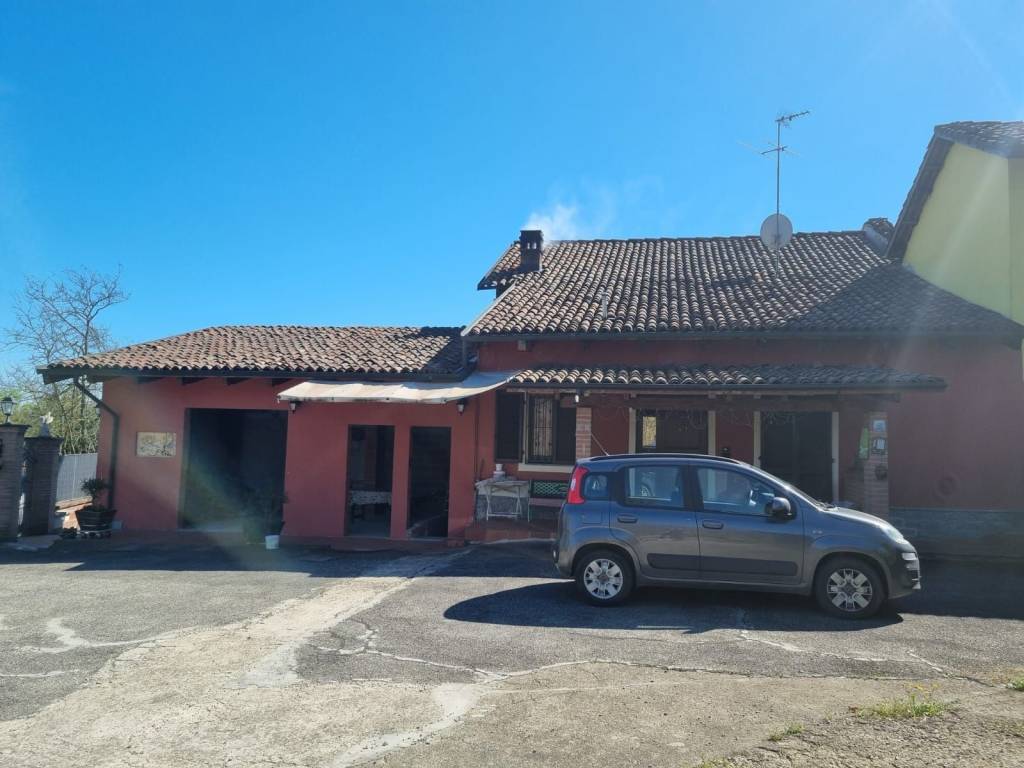 casa indipendente in vendita ad Asti in zona Quarto